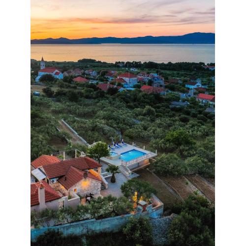 VILLA AGAPE - Three bedroom villa on 15k m2 olive grove - Incredible 360 view - Free parking - Private pool and jacuzzi
