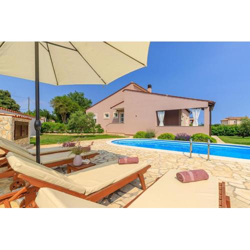 Villa Agri with large Garden and Pool near Pula