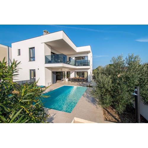 Villa Ajlin mit privatem beheizbarem Pool