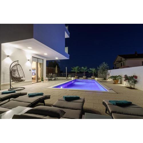 Villa Alea in Okrug Gornji, heated private pool, jacuzzi,