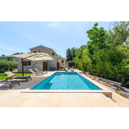 Villa Alloro Muntrilj with pool