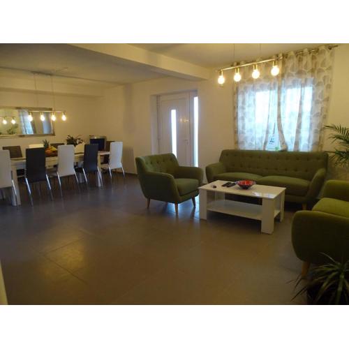 Villa-am-Meer-fuer-12-Personen-mit-Pool