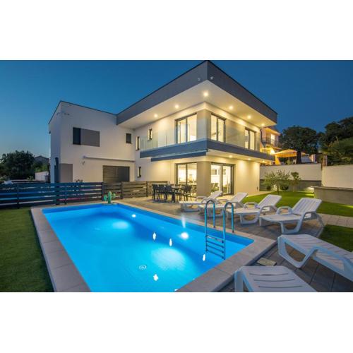Villa Andrea with heated Pool