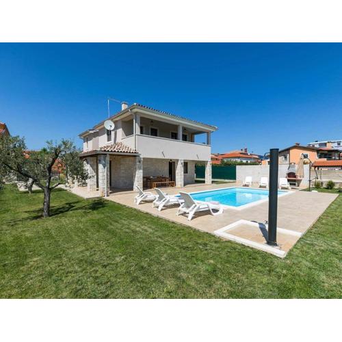 Villa Angelina with 3 bedrooms and Pool in Novigrad