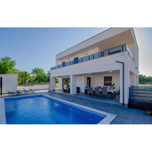 Villa Anna Barbariga, NEW 2022 luxurious villa with private pool!