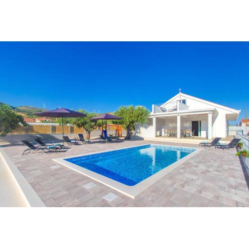 Villa Antonia with heated pool