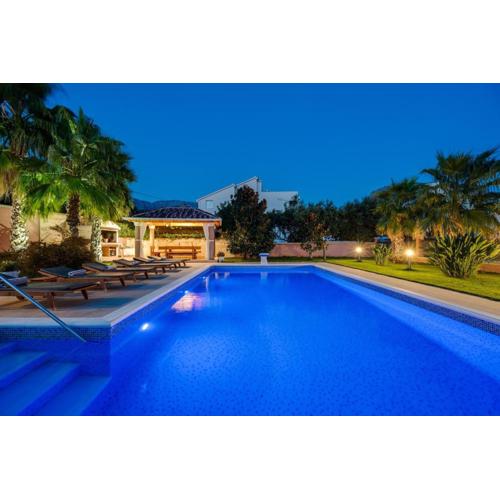 Villa Antura with private heated 50sqm pool, 3 bedrooms, 3 bathrooms, and gym
