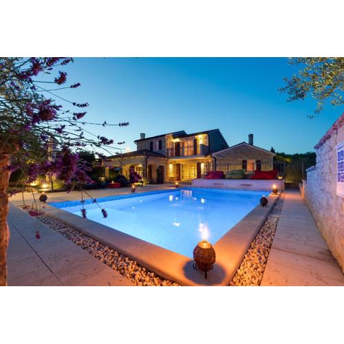 Villa ARtIEN with swimming pool