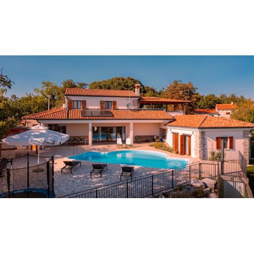 Villa Arton heated swimming-pool