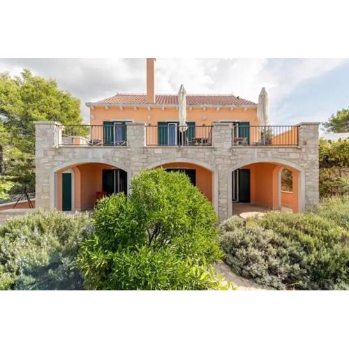 Villa Asteroi\