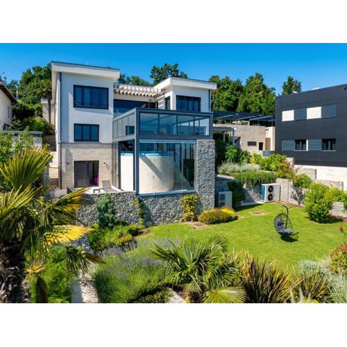 Villa Atalanta with heated pool near the beach