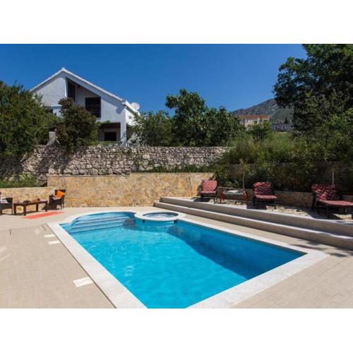 Villa Avoca - Four Bedroom Villa with Swimming Pool