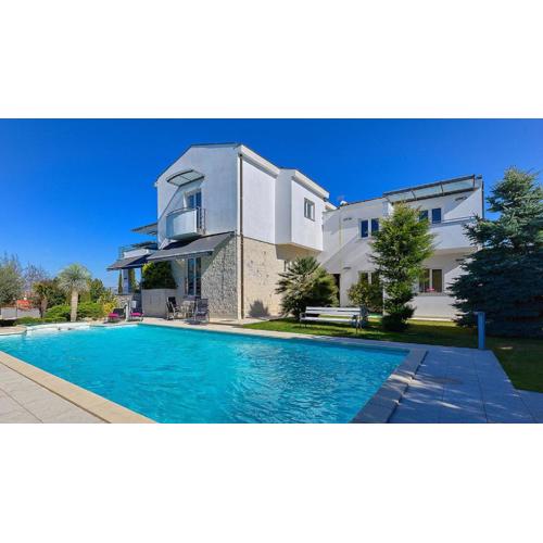 Villa Aylin 5-bed next to the sea