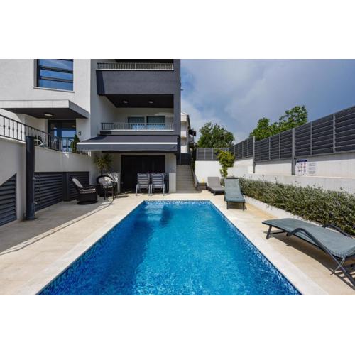 Villa Azzuro with jacuzzi and pool