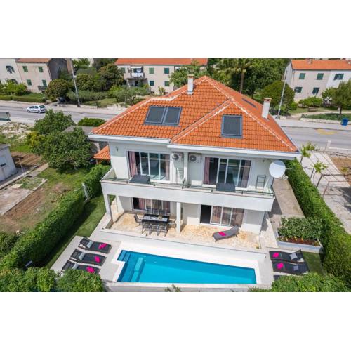 Villa Barbara-Kastela with heated pool