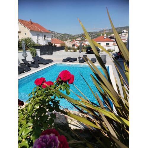 Villa Barbara & Zoran with heated swimming pool