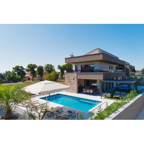 Villa Bavigo for 8 people near Pula with wellness & children playground
