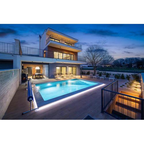 Villa Bay I near Medulin for 9 people with heated pool - playground & whirpool only 100 meters from the beach - pet friendly