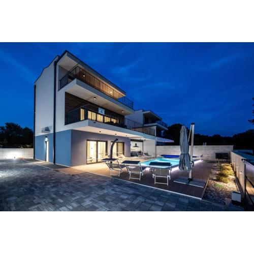 Villa Bay II near Medulin for 9 people with heated pool - playground & whirpool only 100 meters from the beach