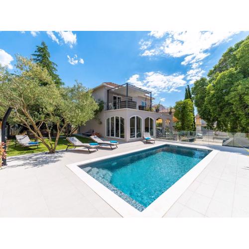 Villa B&D ZADAR for the complete pleasure of vacation !HEATED! PRIVATE POOL! Green oasis in the CENTER of ZADAR, 100m from the SEA