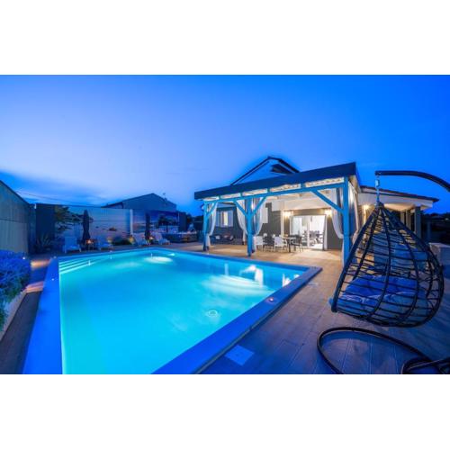 Villa Beauty with heated pool and jacuzzi