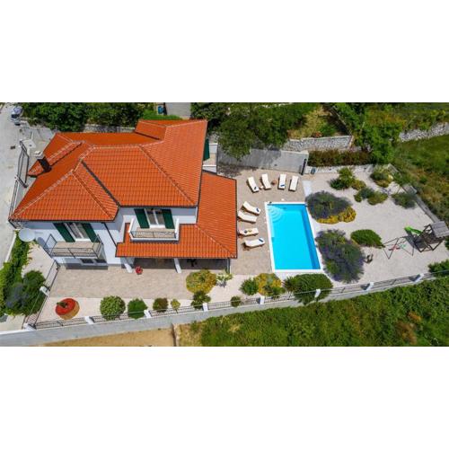 Villa Belina: 4 ensuite bedrooms, game room, heated pool, sauna & gym