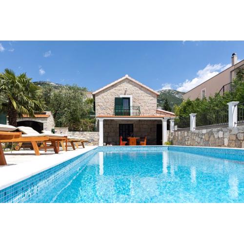 Villa Bella Pietra with private pool, sauna
