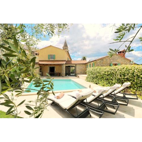 Villa Benvenuti near Motovun for 8 people - pet friendly with salt - water pool