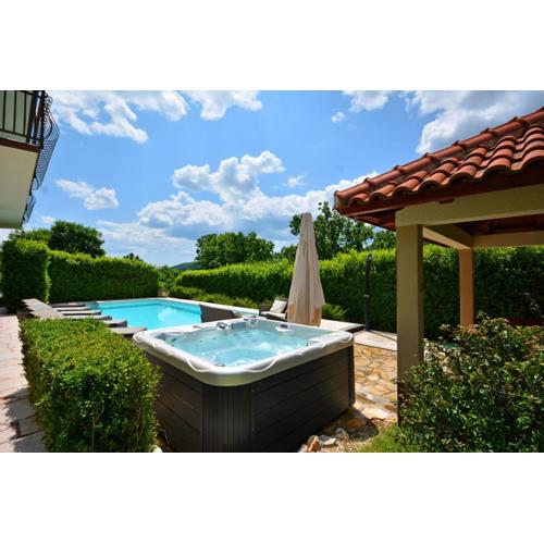 Villa Bisko with heated pool & jacuzzi