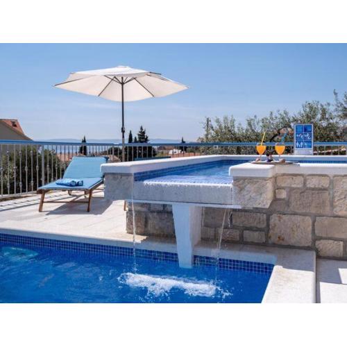 Villa Blue Sky - Three Bedroom Villa with Pool