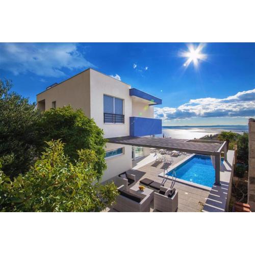 Villa Blue with pool and sea view