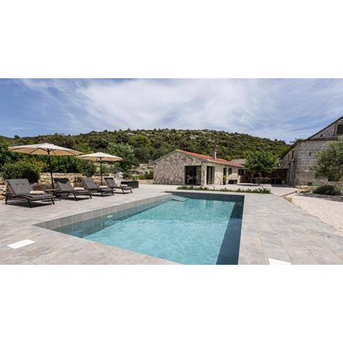 Villa Bosilen with private pool, near Trogir, Split airport, quiet area, family villa