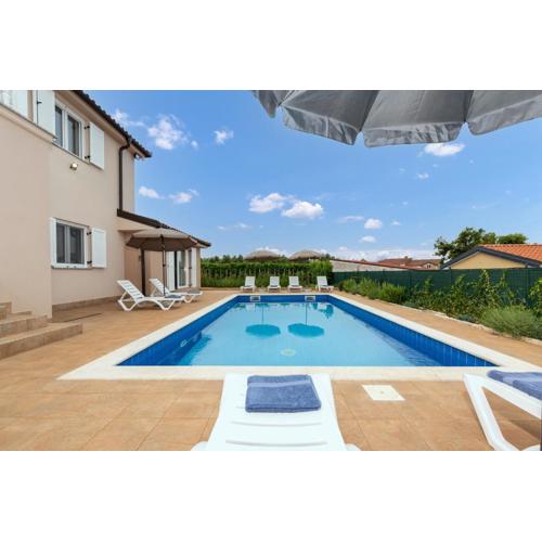 Villa Buroli with Pool, Sauna and Jacuzzi