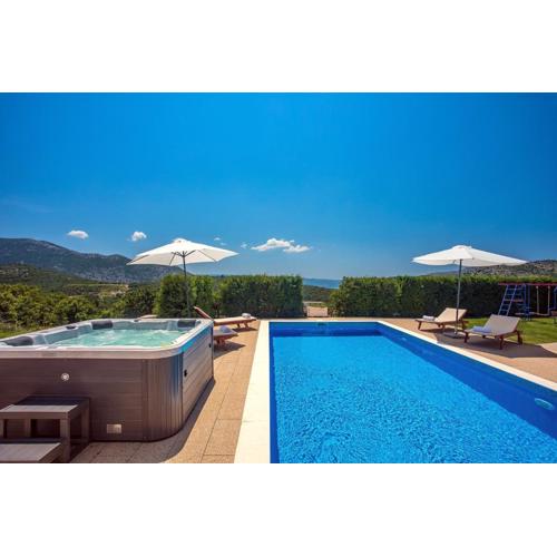 Villa Calma with heated pool,jacuzzi, Finnish sauna and 4 bedrooms