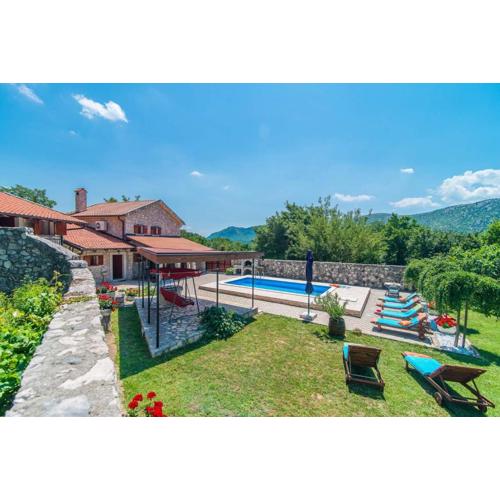VILLA CASTRA