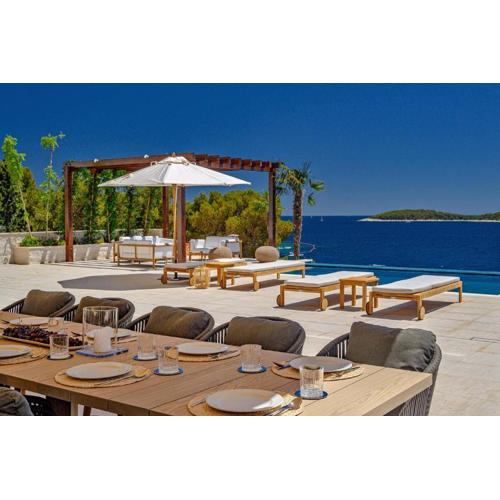 Villa Crystalsea 1 infinity heatedpool in Hvar