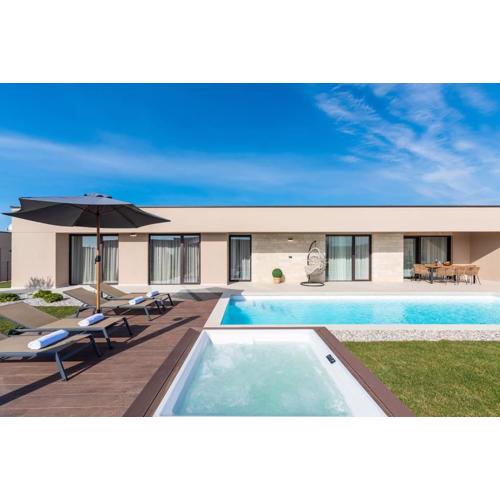 Villa Daleo with heated pool and jacuzzi near Porec