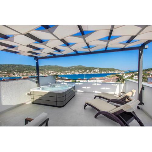 Villa Dalmatian Child with swimming pool, close to the beach