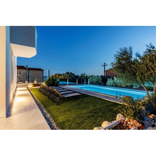 Villa Dalmatina Hill House - private pool, sea and hill view, rooftop terrace, free parking
