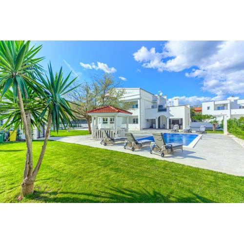 VILLA DANICA with heated pool and jacuzzi