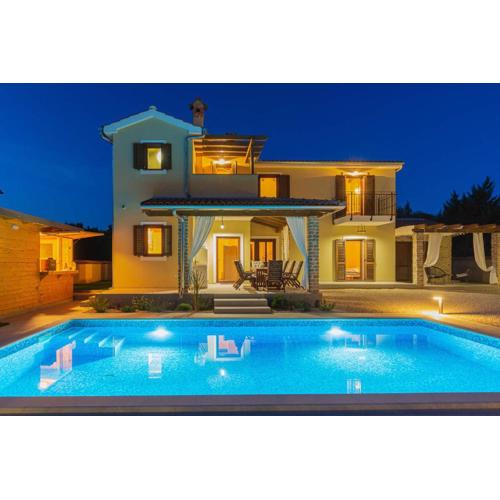 Villa David - luxurious secluded villa with a heated pool