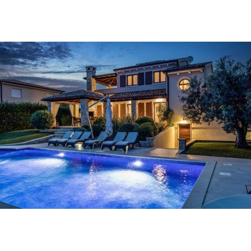Villa De Flora with salt water pool & sea view near Fažana