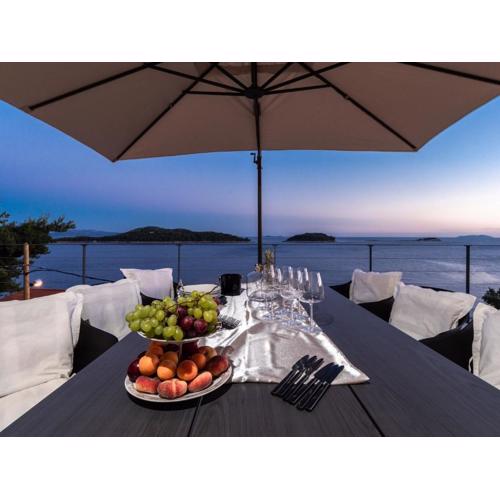 Villa Desire - Three Bedroom Villa with Pool and Sea View