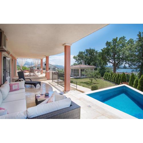 Villa Dita - with the pool close to Split
