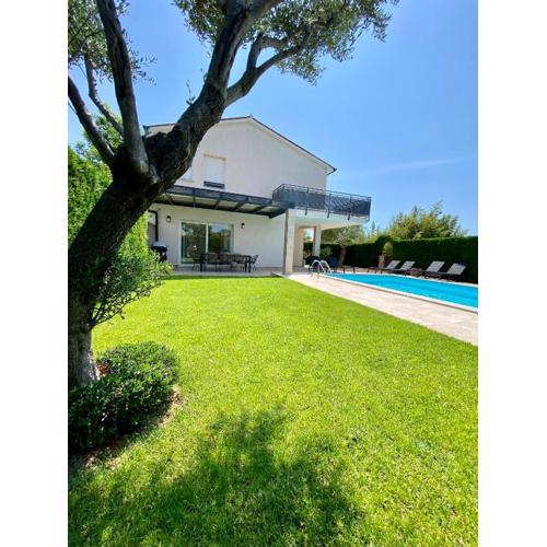 Villa Divina with private heated pool