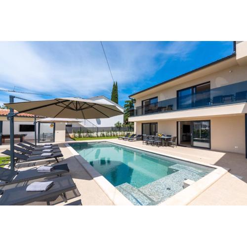 Villa Domenica Medelina 5. City center, pool, jacuzzi, sauna