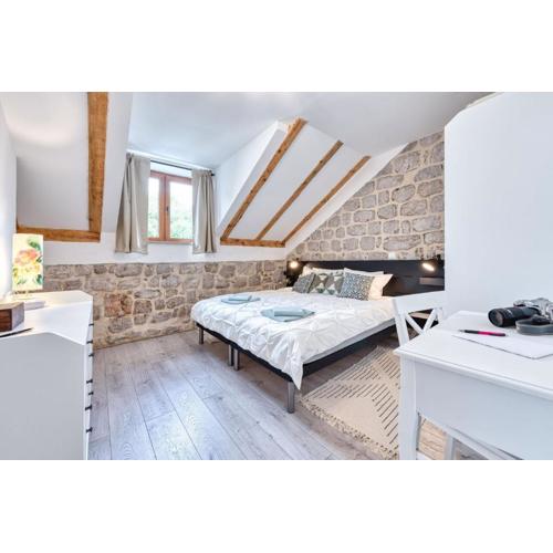 Villa Dovecote with Private Sauna, Jacuzzi & Gym