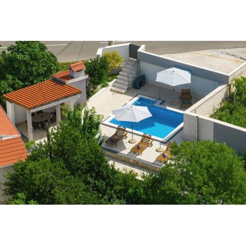 Villa Ella - swimming pool, garden, baby friendly