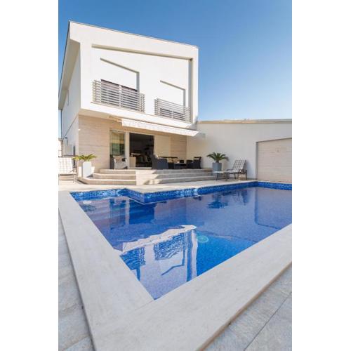 Villa Ema with heated saltwater pool, sauna and private gym - by TA Leut Agency