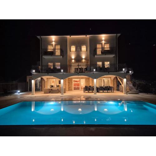 Villa Esarjo with Heated Pool and Sea View